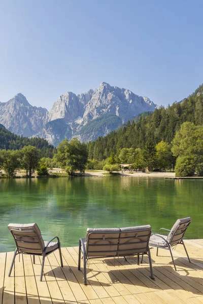 Meer en bergen in de buurt van het dorp Kranjska Gora in Triglav Nation — Stockfoto