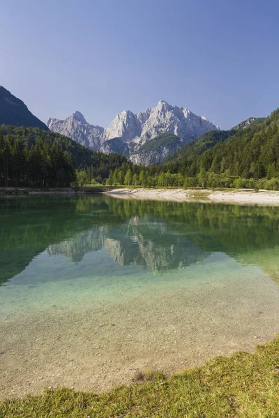 Lago e montanhas perto da aldeia de Kranjska Gora na nação Triglav — Fotografia de Stock