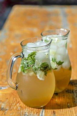 Tahta masada iki bardak mojito.