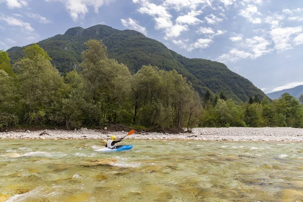 Kajakáři na řece Soca, Slovinsko — Stock fotografie