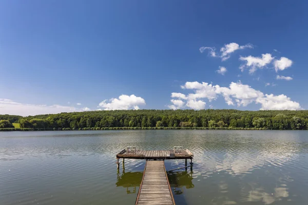 Pier på dammen Jenoi-to, Ungern — Stockfoto