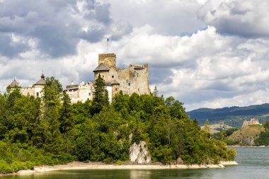 Polonya 'nın Pieniny kentindeki Czorsztyn Gölü üzerindeki Niedzica kalesi