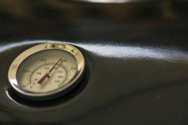 Bahçe ızgarasında termometre