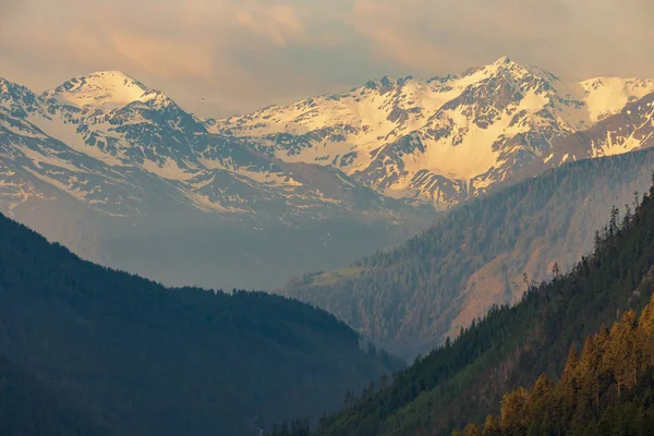 Zonnerijst in Hoog-Tauern, Oost-Tirol, Oostenrijk — Stockfoto