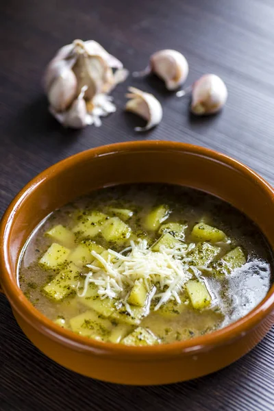 Knoblauchsuppe mit Kartoffeln und Majoran — Stockfoto