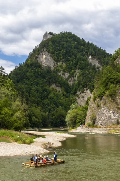 Rio Dunajec nas montanhas Pieniny, na fronteira com a Eslováquia — Fotografia de Stock