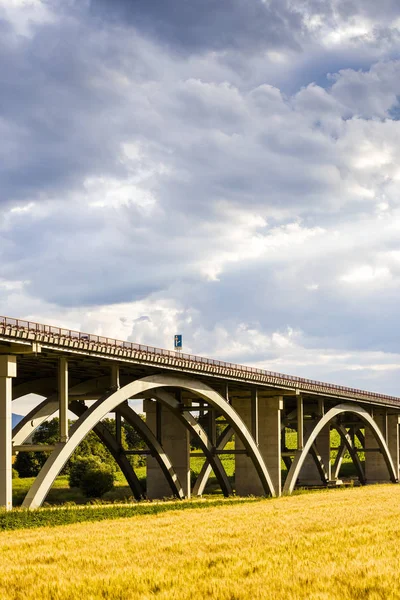 Puente de la autopista, región de Spis, autopista Zilina - Kosice, Eslovaquia — Foto de Stock