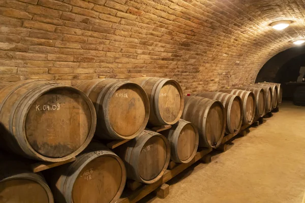 Barricas de vino en la bodega, Szekszard, Hungría — Foto de Stock