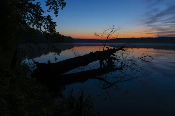 Восход солнца над прудом, Тршебонь, Чехия — стоковое фото