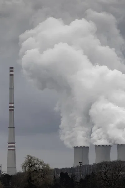 Rookschoorsteen, elektriciteitscentrale in Tsjechië — Stockfoto