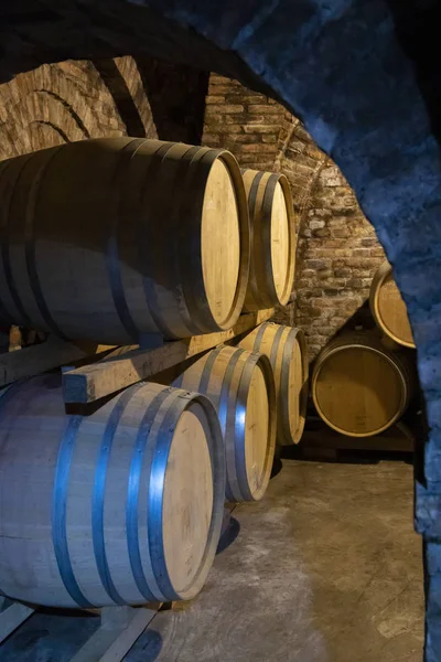 Beczki na wino w piwnicy, Szekszard, Węgry — Zdjęcie stockowe