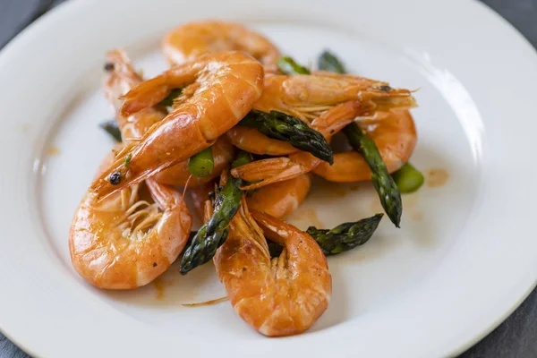 Grilled prawns with green asparagus — Stock Photo, Image