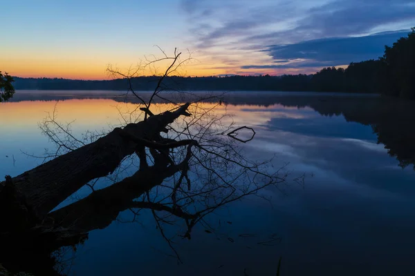 Восход солнца над прудом, Тршебонь, Чехия — стоковое фото