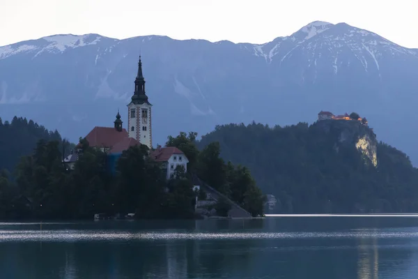 Jezero Bled s horami ve Slovinsku — Stock fotografie