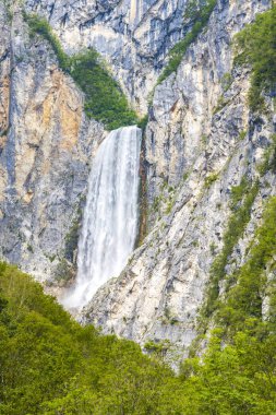 Slovenya 'daki Soca nehri yakınlarındaki Şelale Boka
