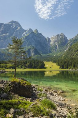 İtalya Tarvisio yakınlarında Lago di Fusine Üstünlüğü