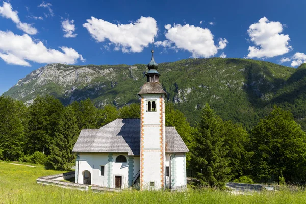 Igreja Sveti Duh perto do lago Bohinj na Eslovénia — Fotografia de Stock