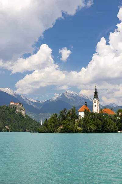 Lago Bled con montañas en Eslovenia —  Fotos de Stock