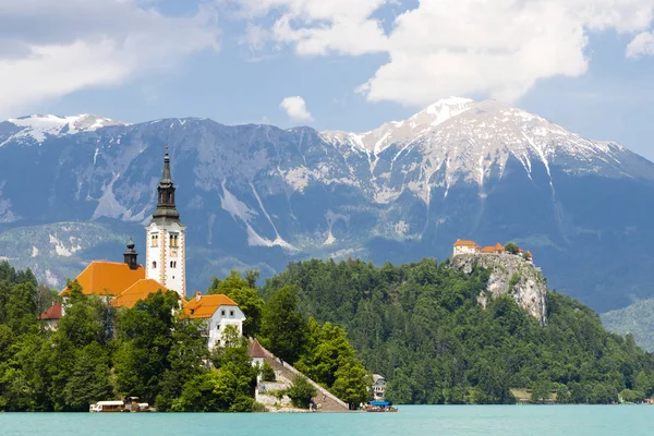 Lago Bled com montanhas na Eslovénia — Fotografia de Stock