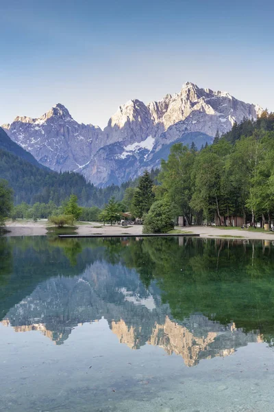 Jezioro i góry w pobliżu wsi Kranjska Gora w Triglav NAT — Zdjęcie stockowe