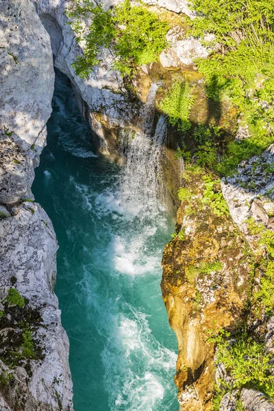 Vattenfall till rriver Soca, Velika Korita SOCE, Triglavski nationa — Stockfoto