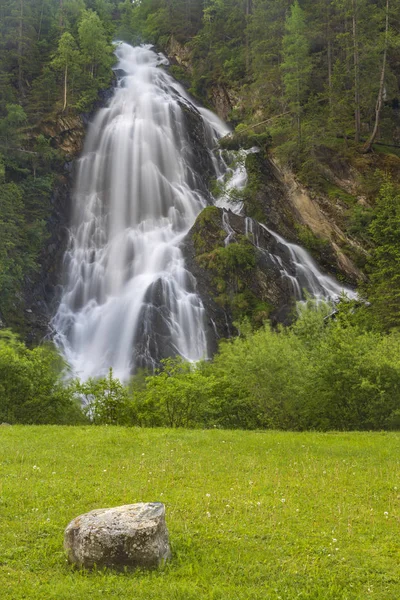 Schleierwasserfall perto de Kails am Grosglockner, High Tauern, Aust — Fotografia de Stock