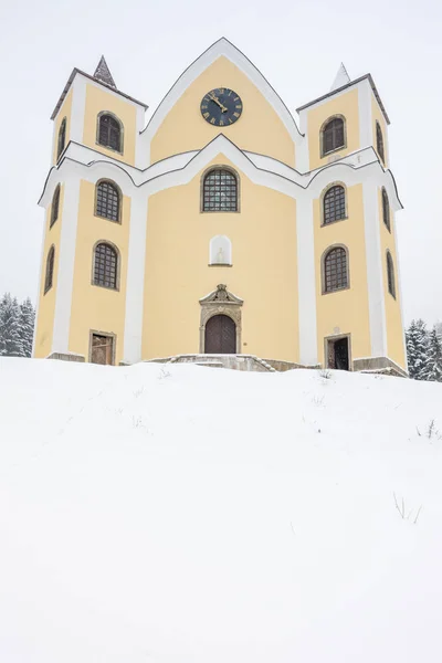 Igreja em Neratov, Orlicke montanhas, República Checa — Fotografia de Stock