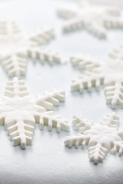 Copos de nieve en el pastel azul —  Fotos de Stock