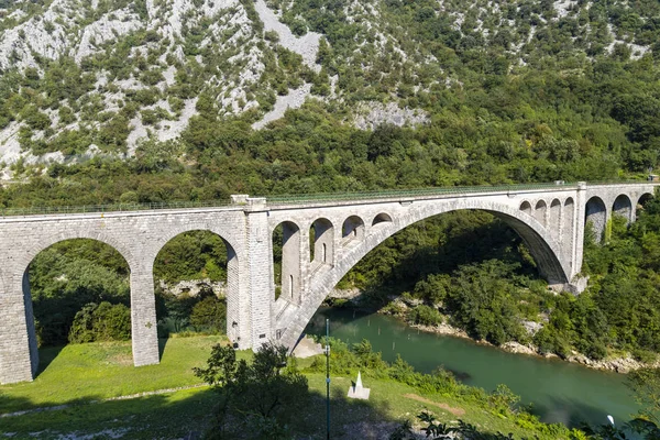 Solkan bridhe aan de rivier Soca, Slovenië — Stockfoto