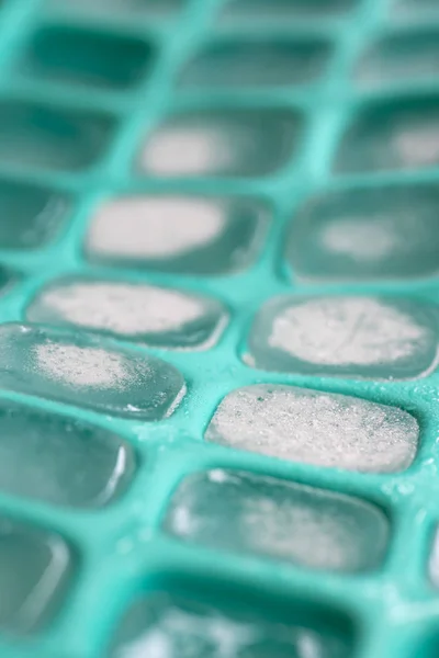 Yeşil silikon kalıplı buz küpleri — Stok fotoğraf