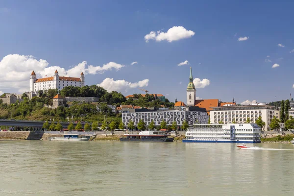 Bratislava slott och Donau, Slovakien — Stockfoto