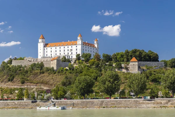 Castelo de Bratislava e rio Danúbio, Eslováquia — Fotografia de Stock