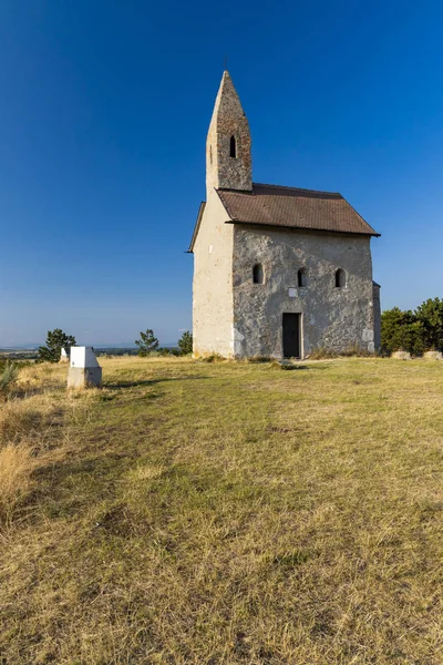 Каменная церковь Дразовце рядом с Нитрой, Словакия, Европа — стоковое фото