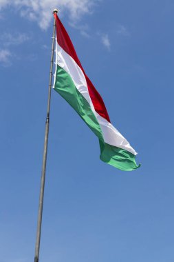 Mavi gökyüzünde Macar bayrağı