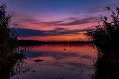 Güneş battıktan sonra Rezabinec Gölü, Kestrany, Çek Cumhuriyeti