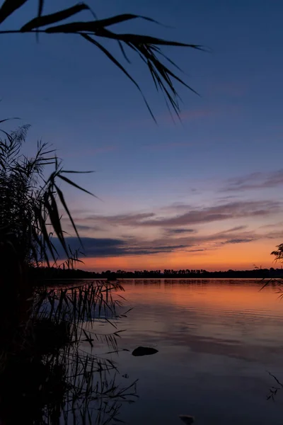 Pond Rezabinec après le coucher du soleil, Kestrany, République tchèque — Photo