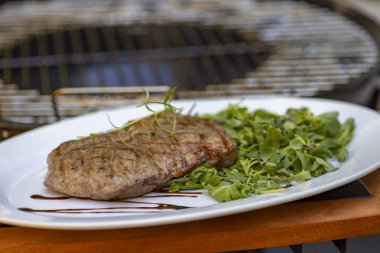 ıspanak ve arugula salata ile sığır eti biftek