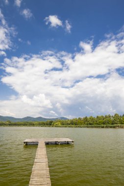 Macar Jenoi-to göletindeki iskele.