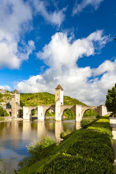 Pont Valentre do outro lado do rio Lot em Cahors sudoeste da França — Fotografia de Stock