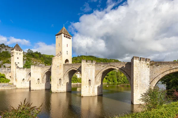 Pont Valentre aan de overkant van de Lot in Cahors Zuidwest Frankrijk — Stockfoto