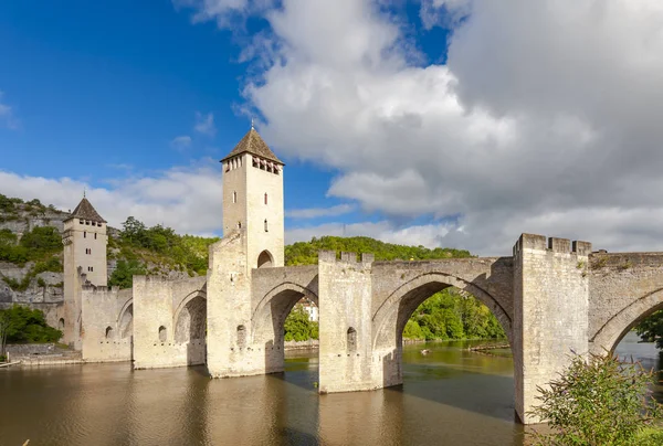 Pont Valentre a través del río Lot en Cahors suroeste de Francia — Foto de Stock