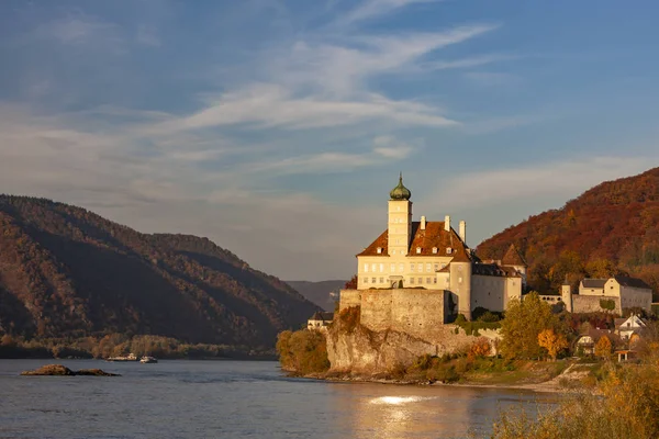 Kleines Schloss schonbühel oberhalb der Donau im romantischen Sonnenuntergang, — Stockfoto