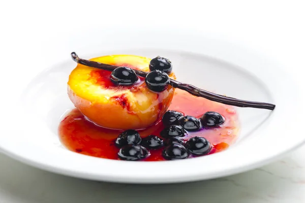 Detail of caramelized peach with blueberries — Stock Photo, Image