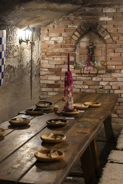 Dishes in a medieval tavern, Hungary — Stock Photo, Image