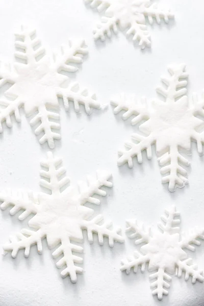 Flocos de neve no bolo azul — Fotografia de Stock