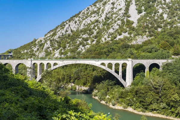 Сольканский мост на реке Сока, Словения — стоковое фото