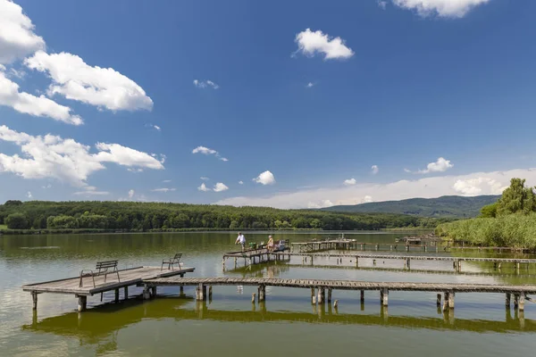 Anlegestelle auf dem Teich Jenoi-to, Ungarn — Stockfoto