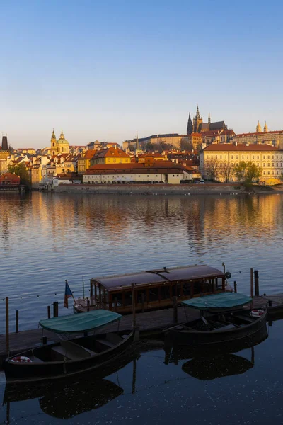 Hradcany panorama bei sonnenaufgang, tschechische republik — Stockfoto