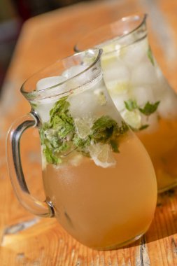 Tahta masada iki bardak mojito.