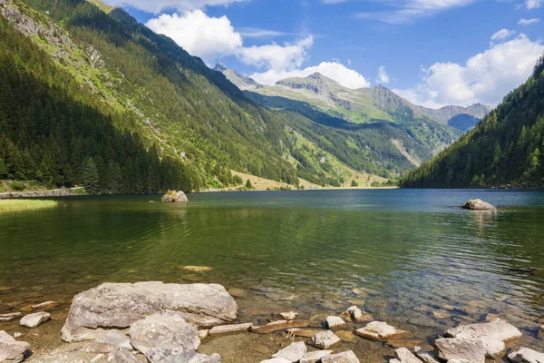 Альпийское горное озеро Риезахзе возле Шладминга в Австрии — стоковое фото